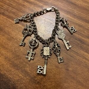 Vintage Silvertone Key Bracelet W/7 Keys